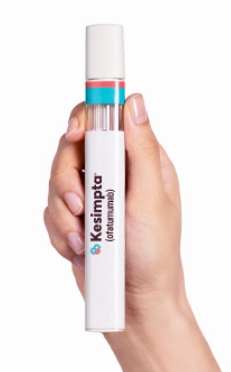 KESIMPTA Sensoready® pen held in hand